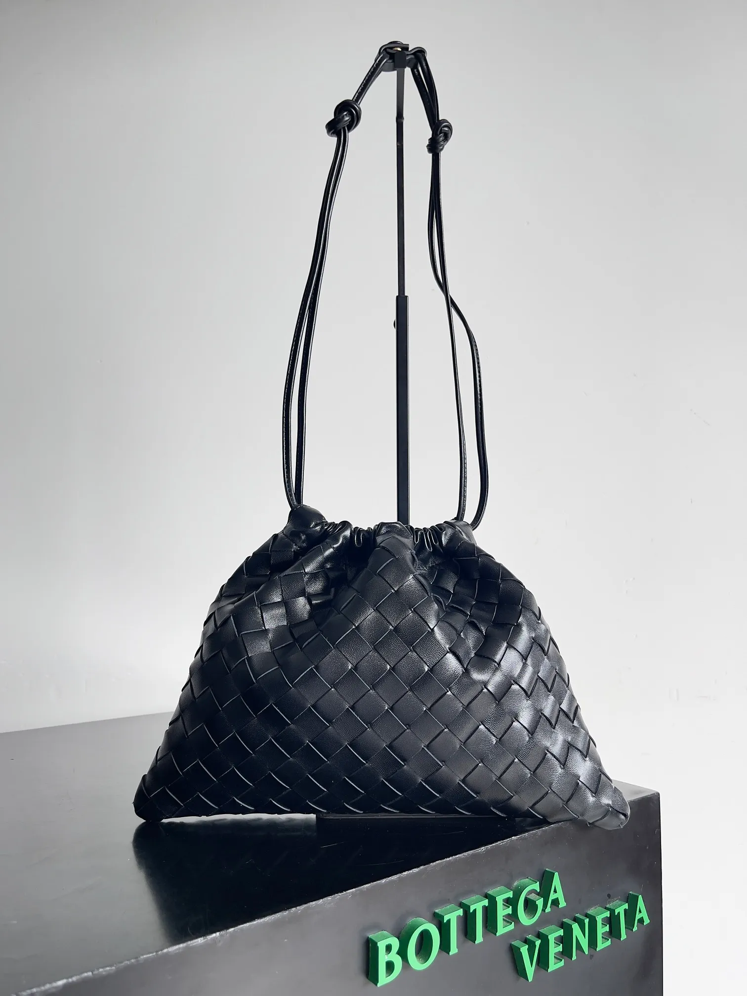 Batch 1560 Armpit bags have become a fashionable item that every girl has in their hands in recent years🛍️. The elegant and simple style has won the love of many people of different ages. However, there is an unavoidable trouble with armpit bags, that is, the capacity is too small, and BOTTEGA VENETA’s new Dustbag Considering people's travel needs, the capacity of garbage bags has been greatly upgraded. Folding umbrellas, water cups, and girls' makeup powder and lipstick can all be accommodated. It is very light and resistant to dirt. Even if you have a lot of things when traveling, it can reduce the burden to a certain extent. The shoulder straps are buckled and can be changed at will. It can be used for hand holding or as the liner of a large bag. After the drawstring is drawn, it looks like a cloud bag. It is very suitable for concave styling when traveling in summer🙋🏻‍♀️ Style number: 796728 Size: 32*23*1cm